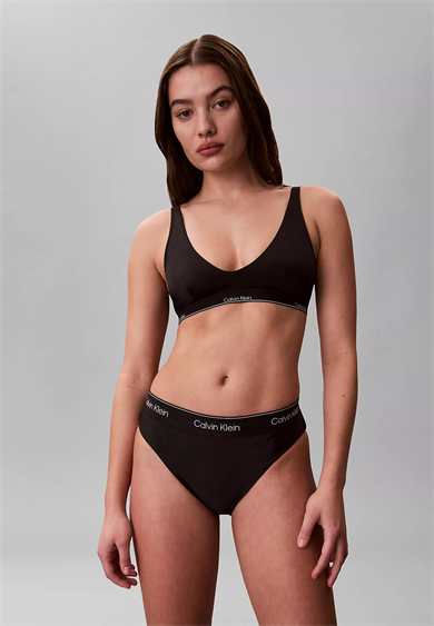 Calvin Klein Kadın Kalın Askı CK Yazı Desenler Slim fit Süngerli Siyah Bikini Üstü LV00Q61207-UB1