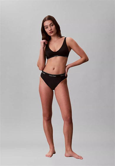 Calvin Klein Kadın Kalın Askı CK Yazı Desenler Slim fit Süngerli Siyah Bikini Üstü LV00Q61207-UB1