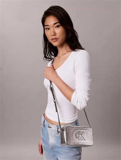 Calvin Klein Kadın Metalik Suni Deri Monogram Logolu Ayarlanabilir Çapraz Askılı Fermuarlı Gümüş Çanta LV04F3896G-3JH