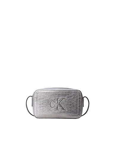 Calvin Klein Kadın Metalik Suni Deri Monogram Logolu Ayarlanabilir Çapraz Askılı Fermuarlı Gümüş Çanta LV04F3896G-3JH