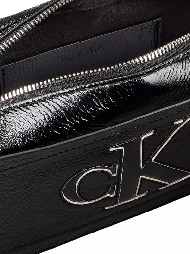 Calvin Klein Kadın Parlak Dokulu Monogram Logolu Ayarlanabilir Çapraz Askılı Fermuarlı Siyah Çanta LV04F3685G-UB1