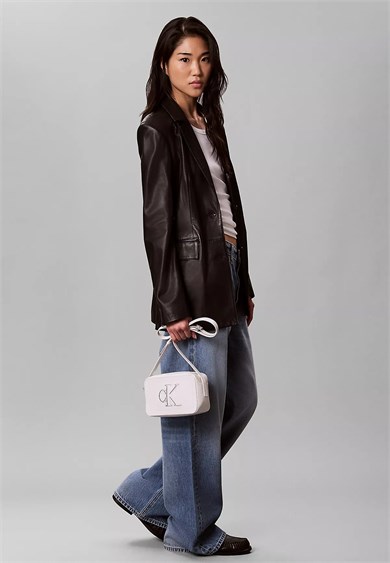 Calvin Klein Kadın Parlak Dokulu Monogram Logolu Ayarlanabilir Çapraz Askılı Fermuarlı Beyaz Çanta LV04F3685G-4LX