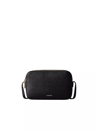 Calvin Klein Calvin Klein Kadın Parlak Deri Fermuar Kapama Ayarlanabilir Askı CK Yazı Desen Siyah1 Çanta LV04F3276G-UB1