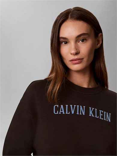 Calvin Klein Kadın Rahat Kalıp Yuvarlak Yakalı Logo Baskılı Düşük Omuzlu Pamuklu Uzun Kollu Siyah Sweatshirt LV047H806G-UB1