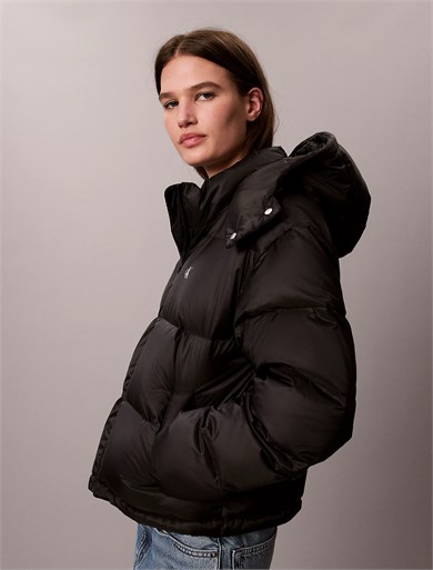 Calvin Klein Kadın Relaxed Fit Kısa Boy Ördek Tüyü Dolgulu Su İtici Çıkarılabilir Kapüşonlu Şişme Siyah Mont LV047H500G-UB1