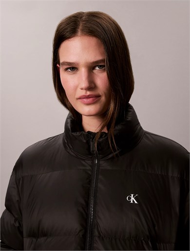 Calvin Klein Kadın Relaxed Fit Kısa Boy Ördek Tüyü Dolgulu Su İtici Çıkarılabilir Kapüşonlu Şişme Siyah Mont LV047H500G-UB1