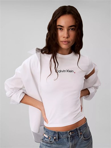 Calvin Klein Kadın Slim Fit Esnek Pamuklu Yuvarlak Yaka Simli Kalp Logo Baskılı Beyaz T-Shirt LV047H835G-YAF
