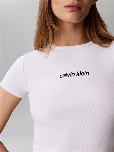 Calvin Klein Kadın Slim Fit Yuvarlak Yakalı Logo Detaylı Kısa Kollu Beyaz T-Shirt LV047G816G-YAF