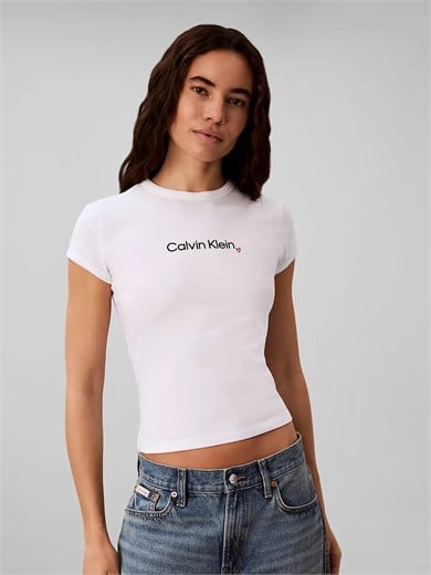 Calvin Klein Kadın Slim Fit Esnek Pamuklu Yuvarlak Yaka Simli Kalp Logo Baskılı Beyaz T-Shirt LV047H835G-YAF