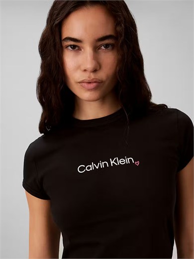 Calvin Klein Kadın Slim Fit Esnek Pamuklu Yuvarlak Yaka Simli Kalp Logo Baskılı Siyah T-Shirt LV047H835G-UB1
