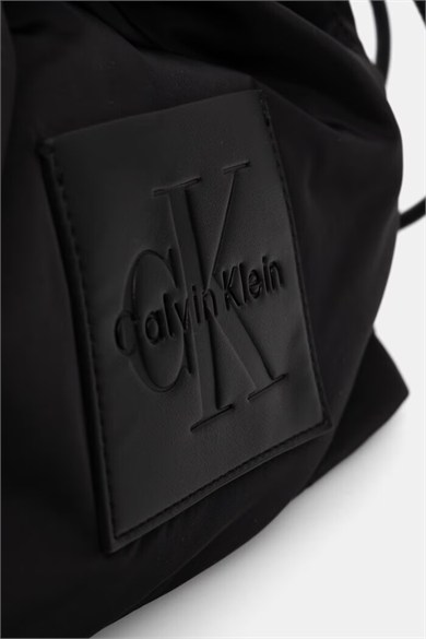 Calvin Klein Kadın Tekstil Yüzey Büzgülü Kapamalı Ayarlanabilir Çapraz Askılı İç Fermuar Cepli Siyah Çanta LV04F3871G-UB1