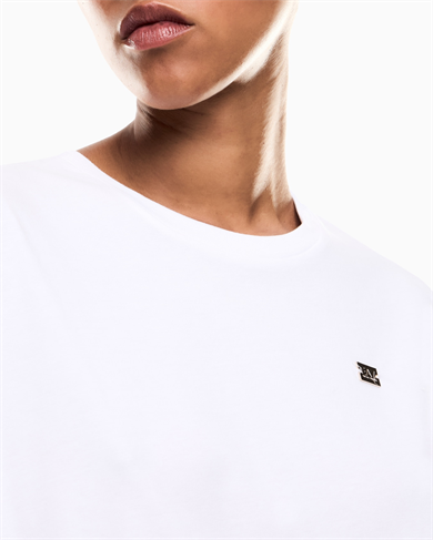 Ea7 Kadın Normal Kalıp Pamuklu Yuvarlak Yakalı Metalik Logo Detaylı Kısa Kollu Beyaz T-Shirt 7W000455 AF10373-U0002
