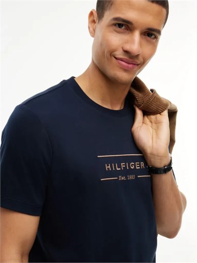 Tommy Hilfiger Erkek Regular Fit Esnek Pamuklu İnterlok Örme Logolu Bisiklet Yaka Kısa Kollu Lacivert T-Shirt MW0MW44880-DW5
