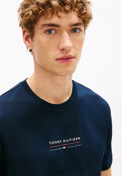 Tommy Hilfiger Erkek Regular Fit Yuvarlak Yakalı Logo Desenli Pamuklu Kısa Kollu Lacivert T-Shirt MW0MW42363-DW5