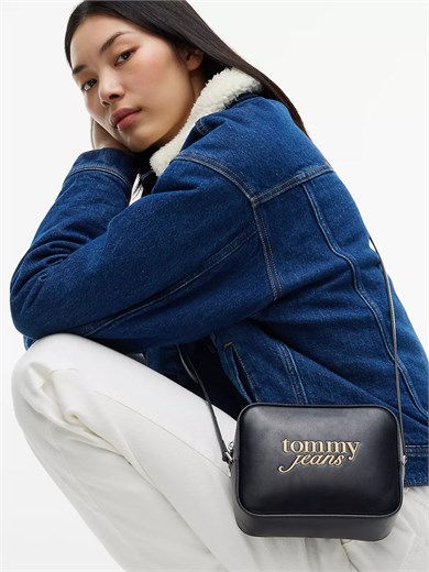Tommy Hilfiger Kadın Ayarlanabilir Askılı Kabartma Logo Detaylı Ayarlanabilir Omuz Askılı Siyah Çanta AW0AW19049-BDS