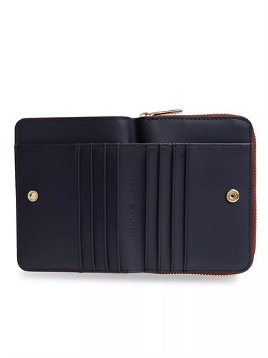 Tommy Hilfiger Kadın Çakıl Taneli Yüzey TH Monogram Logolu Fermuarlı ve Çıtçıt Kapamalı Bordo Cüzdan AW0AW17742-XUT