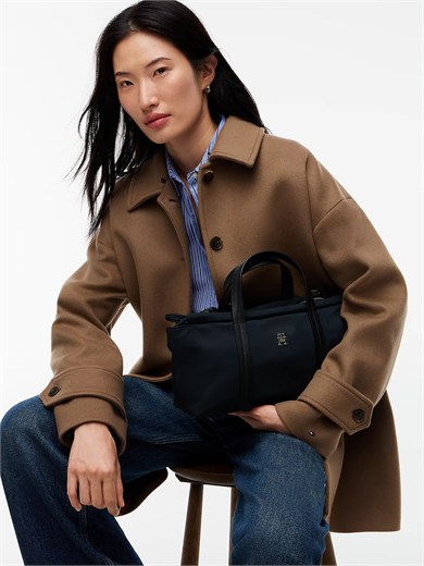 Tommy Hilfiger Kadın Fermuarlı Çift Saplı Çapraz Askılı TH Monogram Plakalı Siyah Omuz Çantası AW0AW18993-BDS