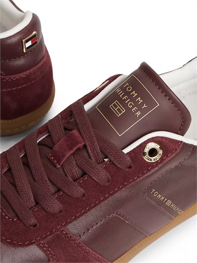 Tommy Hilfiger Kadın Hakiki Deri Dokulu Panelli Metalik Logolu Bayrak Detaylı Bordo Sneaker FW0FW09483-XUT