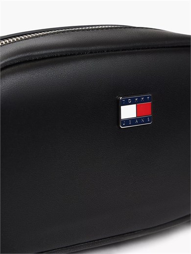 Tommy Hilfiger Kadın İkonik Bayrak Logo Plakalı Ayaralanabilir Omuz Askılı Fermuarlı Siyah Çanta AW0AW19042-BDS
