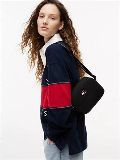 Tommy Hilfiger Kadın Logo Baskılı Ayarlanabilir Omuz Askılı Logo Etiketli Siyah Omuz Çantası AW0AW18769-BDS