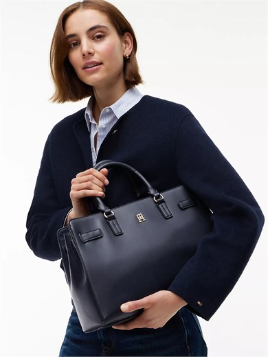 Tommy Hilfiger Kadın Metalik Kabartmalı TH Logolu Şerit Desenli Uzun Askılı Lacivert Kartlık AW0AW19318-DW6