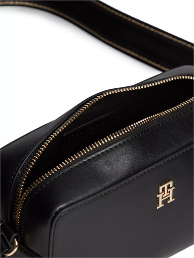 Tommy Hilfiger Kadın Metalik TH Logolu Fermuarlı Logolu Çapraz Askılı Siyah Omuz Çantası AW0AW19060-BDS