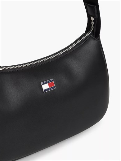 Tommy Hilfiger Kadın Pürüzsüz Yüzeyli Bayrak Logo Detaylı Omuz Askılı Siyah Omuz Çantası AW0AW19041-BDS