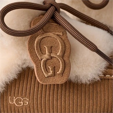 UGG Kadın Baskılı Süet Koyun Postu Astarlı Dekoratif Bağcıklı Logo Charmlı Platform Tabanlı Taba Bot & Bootie 1180360-CHESTNUT