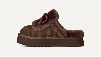 UGG Kadın Baskılı Süet Koyun Postu Astarlı Dekoratif Bağcıklı Logo Charmlı Platform Tabanlı Kahverengi Bot & Bootie 1180360-BURNTCEDAR