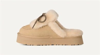 UGG Kadın Baskılı Süet Koyun Postu Astarlı Dekoratif Bağcıklı Logo Charmlı Platform Tabanlı Bej Bot & Bootie 1180360-SNDCSTL