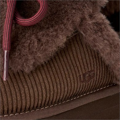 UGG Kadın Baskılı Süet Koyun Postu Astarlı Dekoratif Bağcıklı Logo Charmlı Platform Tabanlı Kahverengi Bot & Bootie 1180360-BURNTCEDAR