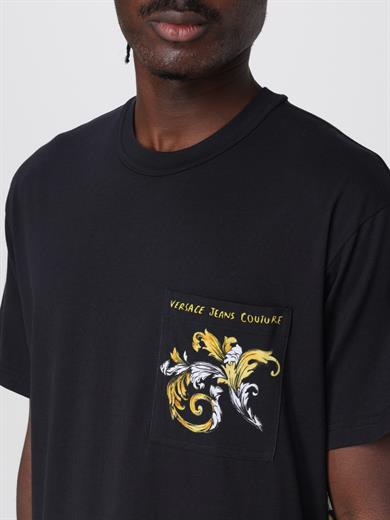 Versace Erkek Regular Fit Yuvarlak Yakalı Cep Detaylı Arkası Grafik Baskılı Kısa Kollu Siyah-Altın T-Shirt 78GAH6RBJS462-G89
