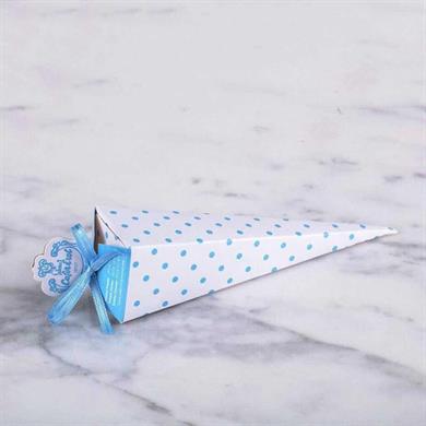 حلوى مولود في مخروط من الورق المقوى المنقط باللونين الوردي والأزرق