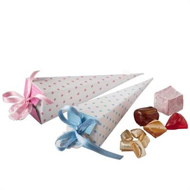 حلوى مولود في مخروط من الورق المقوى المنقط باللونين الوردي والأزرق