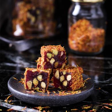 راحة الحلقوم تركية بنكهة الرمان مغطاة بالزعفران مع الفستق