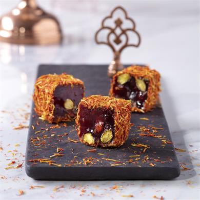 راحة الحلقوم تركية بنكهة الرمان مغطاة بالزعفران مع الفستق