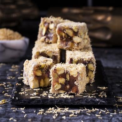 سلك راحة الحلقوم المحشية بالفستق مغلفة بالكدايف 