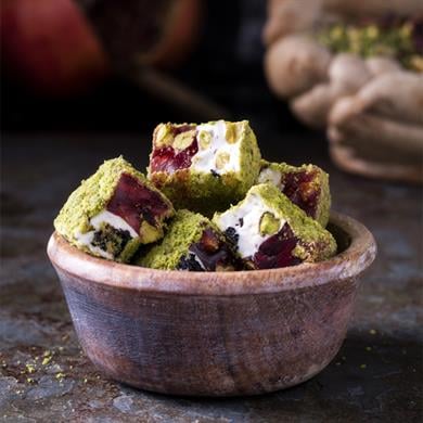 فستق مطحون مغطى بالزبيب والفستق والرمان سلطان باشا ويك راحة حلقوم 