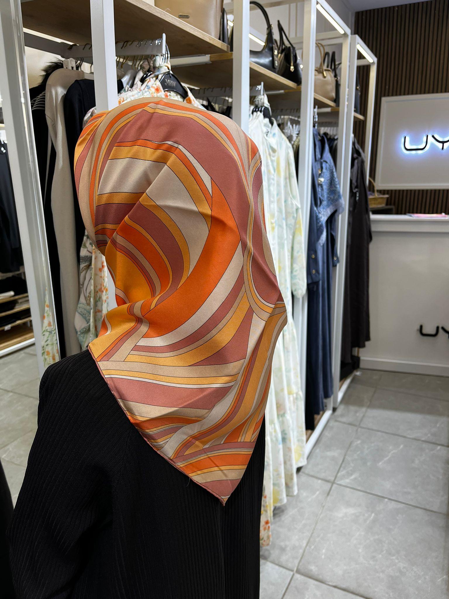 Belli Turuncu Geometrik Desen %100 Twill İpek Eşarp 4311-33