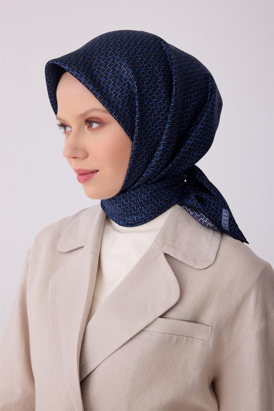 Belli Lacivert Klasik Desen %100 Twill İpek Eşarp 4317-53