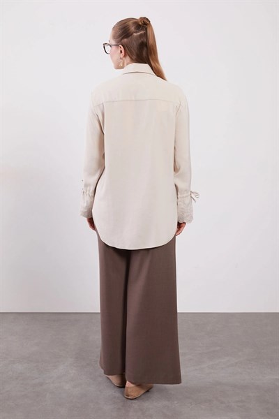 Levidor Bej Kol Dantel ve Bağcık Detaylı Gömlek 230946