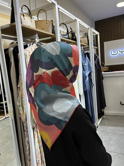 Belli Çiçek Desen %100 Twill İpek Eşarp 4306-84