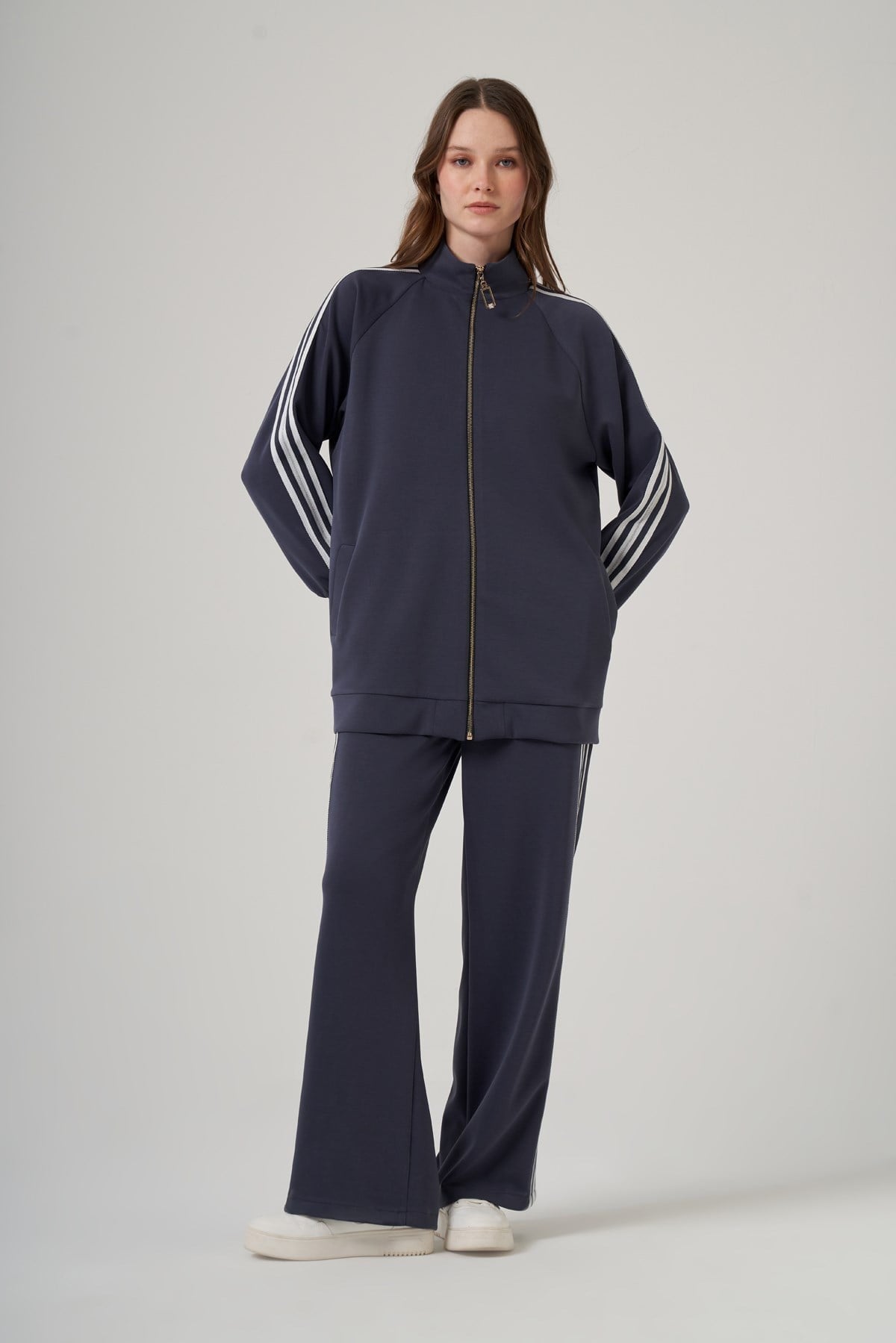 Nuss 1092 Şerit Detaylı Önden Full Fermuarlı Pantolonlu Takım LacivertPantolonlu TakımNuss3932NussNuss 1092 Şerit Detaylı Önden Full Fermuarlı Pantolonlu Takım Lacivert