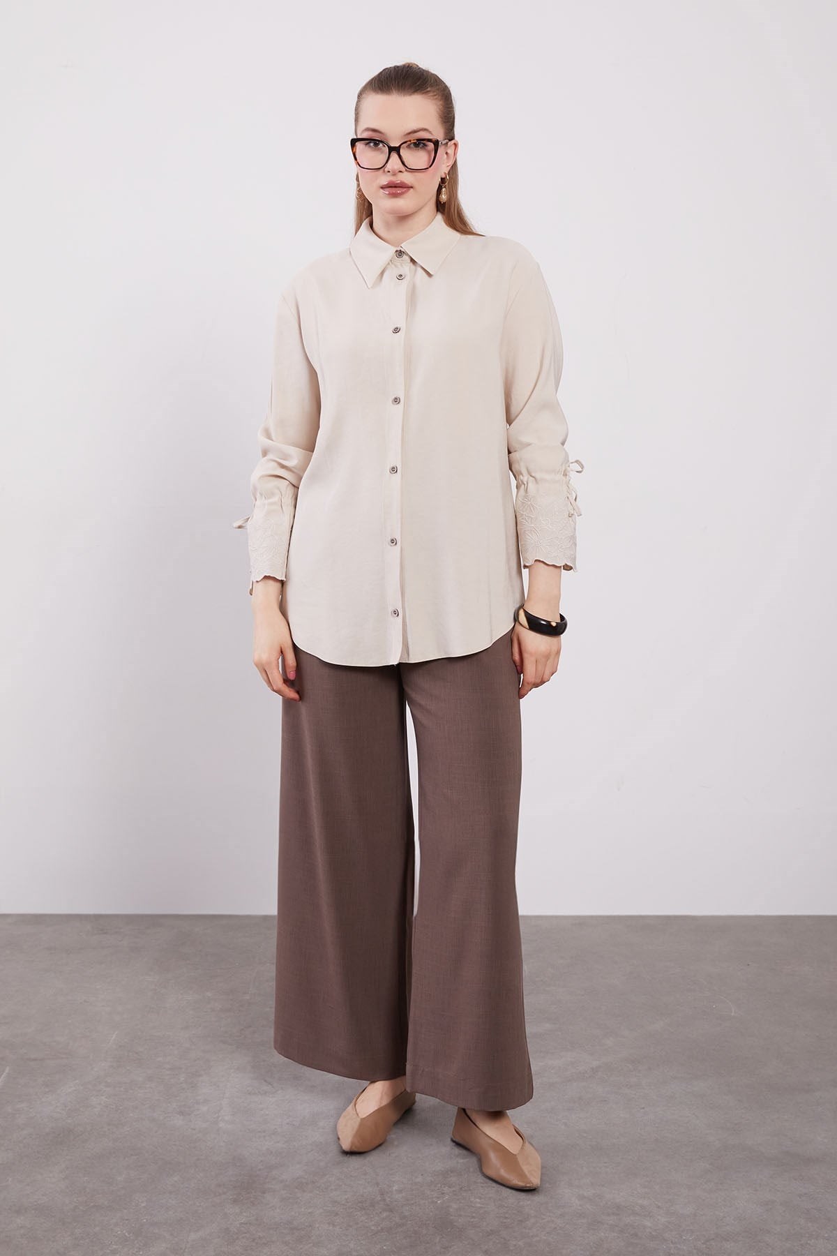 Levidor Bej Kol Dantel ve Bağcık Detaylı Gömlek 230946GömlekLevidor3956LevidorLevidor Bej Kol Dantel ve Bağcık Detaylı Gömlek 230946