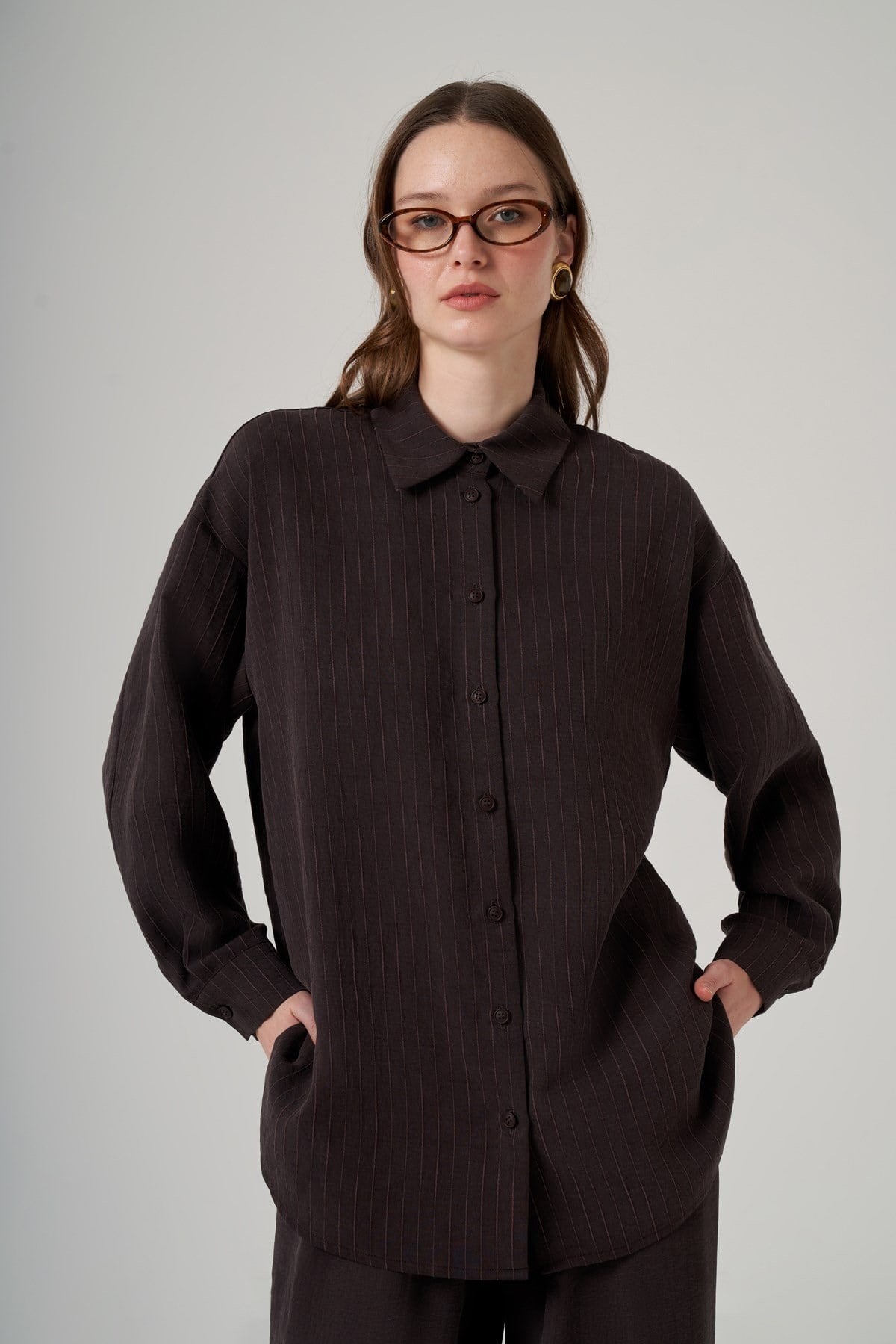 Nuss 1081 Kendinden Çİzgili Pantolonlu Takım BitterPantolonlu TakımNuss3927NussNuss 1081 Kendinden Çİzgili Pantolonlu Takım Bitter