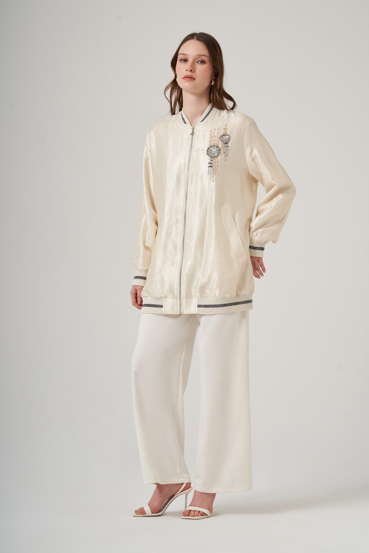 Nuss 6038 Taş İşlemeli Jakar Bamber Kap EkruKapNuss3944NussNuss 6038 Taş İşlemeli Jakar Bamber Kap Ekru