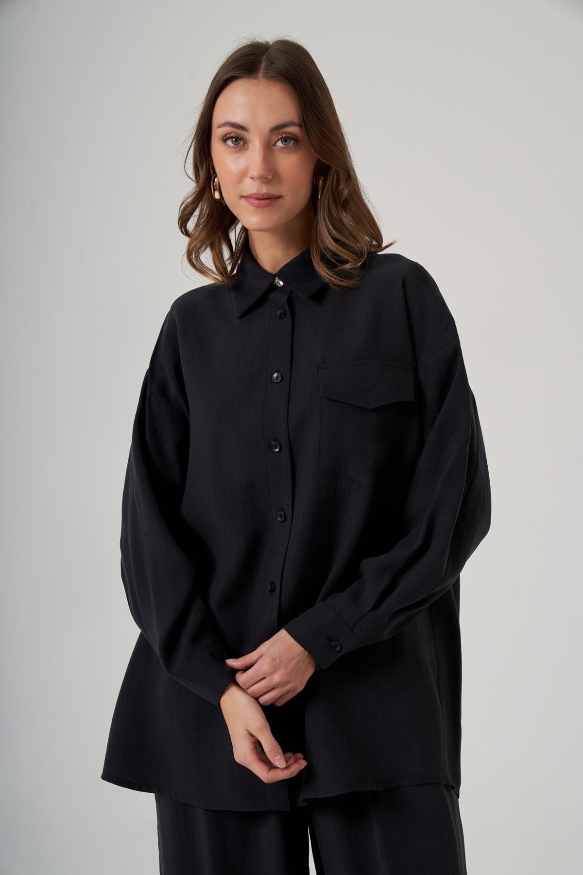 Nuss 1063 Tek Cep Kapak Detaylı Tencel Kumaş Gömlek Yaka Pantolonlu Takım SiyahPantolonlu TakımNuss3921NussNuss 1063 Tek Cep Kapak Detaylı Tencel Kumaş Gömlek Yaka Pantolonlu Takım Siyah