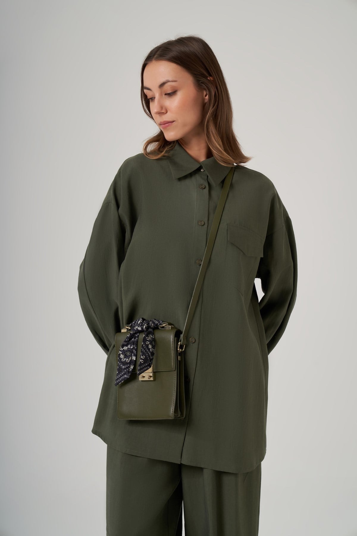 Nuss 1063 Tek Cep Kapak Detaylı Tencel Kumaş Gömlek Yaka Pantolonlu Takım YeşilPantolonlu TakımNuss3922NussNuss 1063 Tek Cep Kapak Detaylı Tencel Kumaş Gömlek Yaka Pantolonlu Takım Yeşil