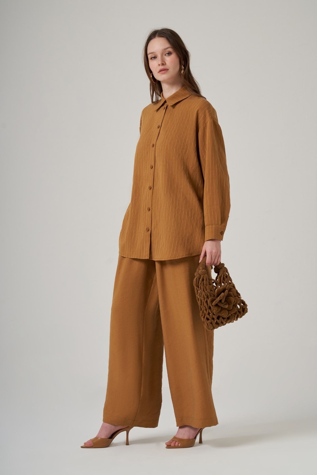 Nuss 1081 Kendinden Çİzgili Pantolonlu Takım KehribarPantolonlu TakımNuss3926NussNuss 1081 Kendinden Çİzgili Pantolonlu Takım Kehribar