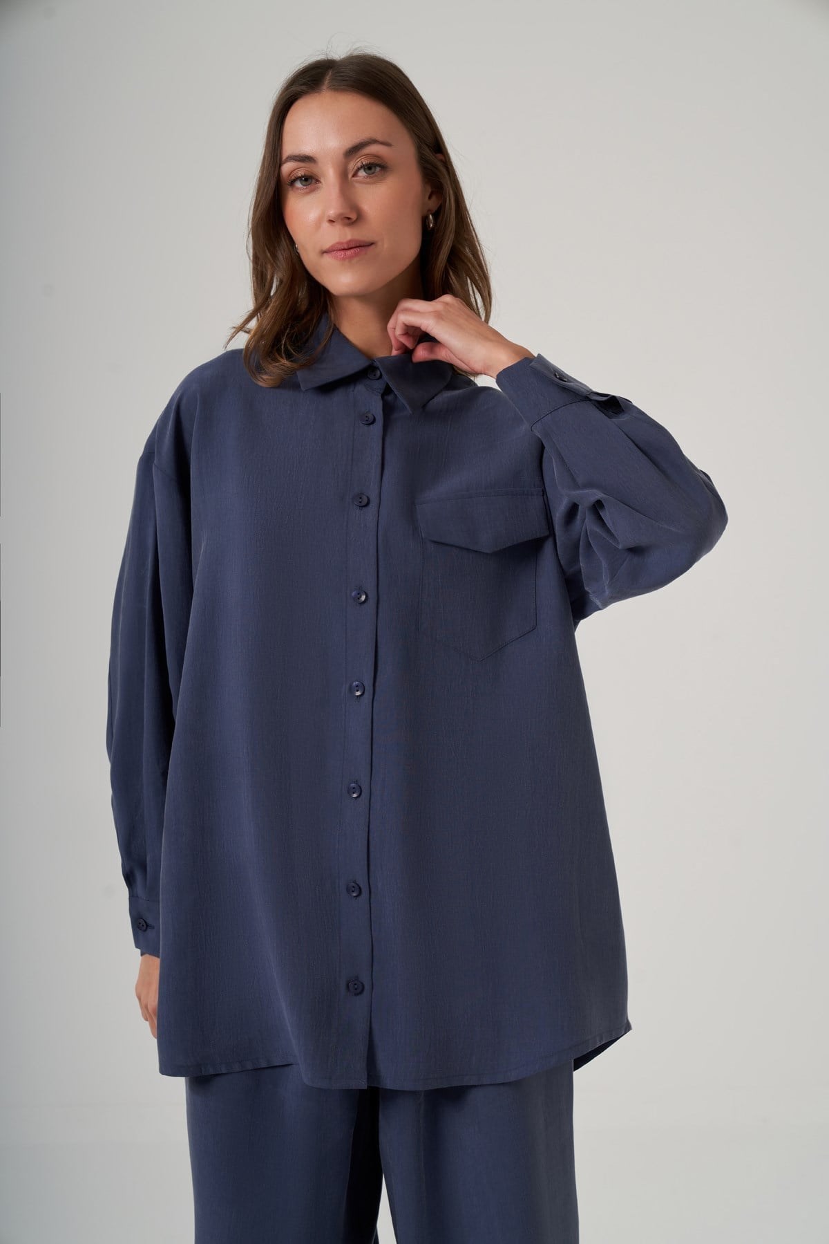 Nuss 1063 Tek Cep Kapak Detaylı Tencel Kumaş Gömlek Yaka Pantolonlu Takım İndigoPantolonlu TakımNuss3923NussNuss 1063 Tek Cep Kapak Detaylı Tencel Kumaş Gömlek Yaka Pantolonlu Takım İndigo